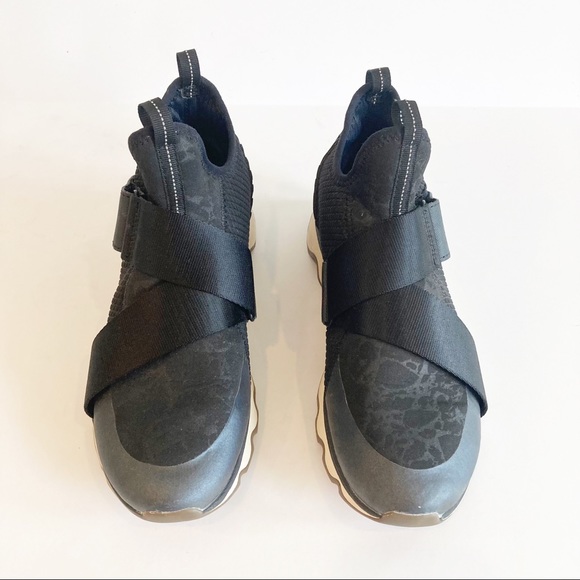 Sorel Kinetic Sneaker Black Velcro Straps Scalloped Streetwear Women's Size 9.5 - Picture 2 of 10